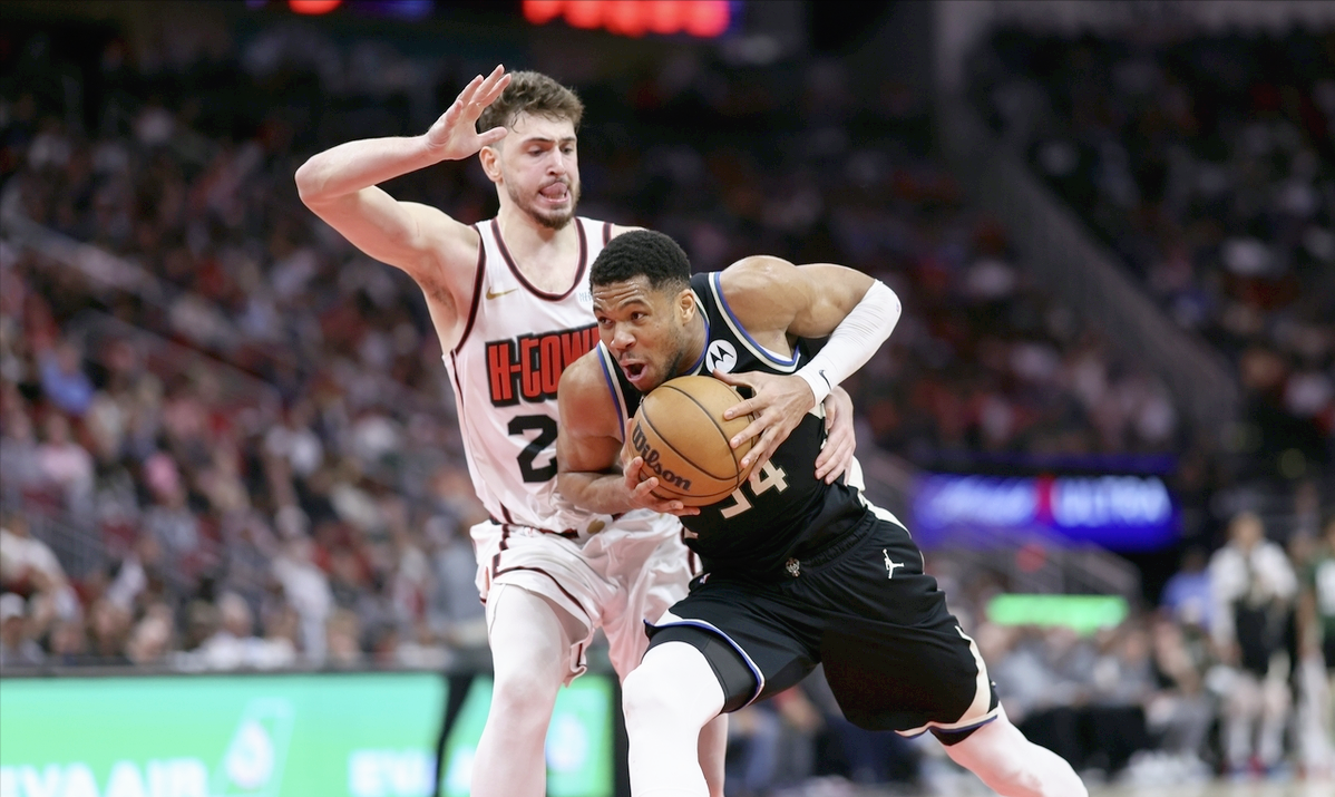 包含集结日密尔沃基雄鹿调整名单以备西甲；防线松动环节打磨；气氛紧张；年轻球员得到机会的词条