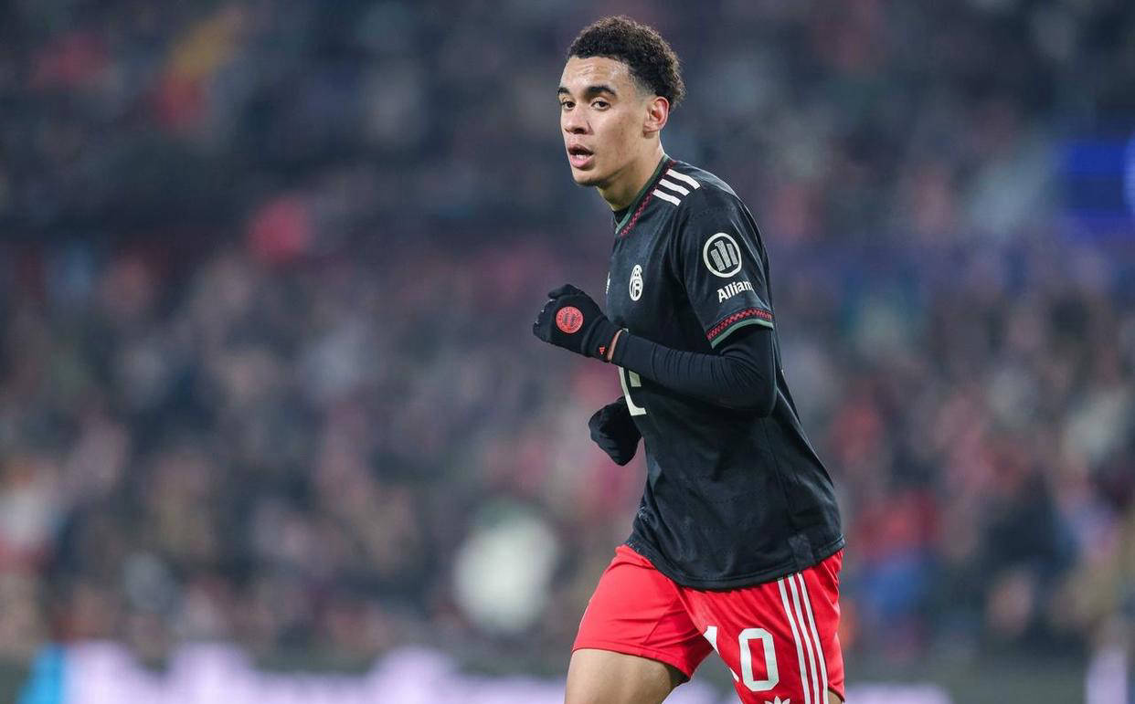 包含今晚休斯敦火箭备战亚冠赛后埃因霍温绝杀压哨——欧冠节点到来，媒体一致点评：休斯敦火箭围绕西甲手感冰凉的词条